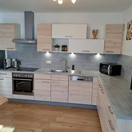 Kristall アパート トゥクス